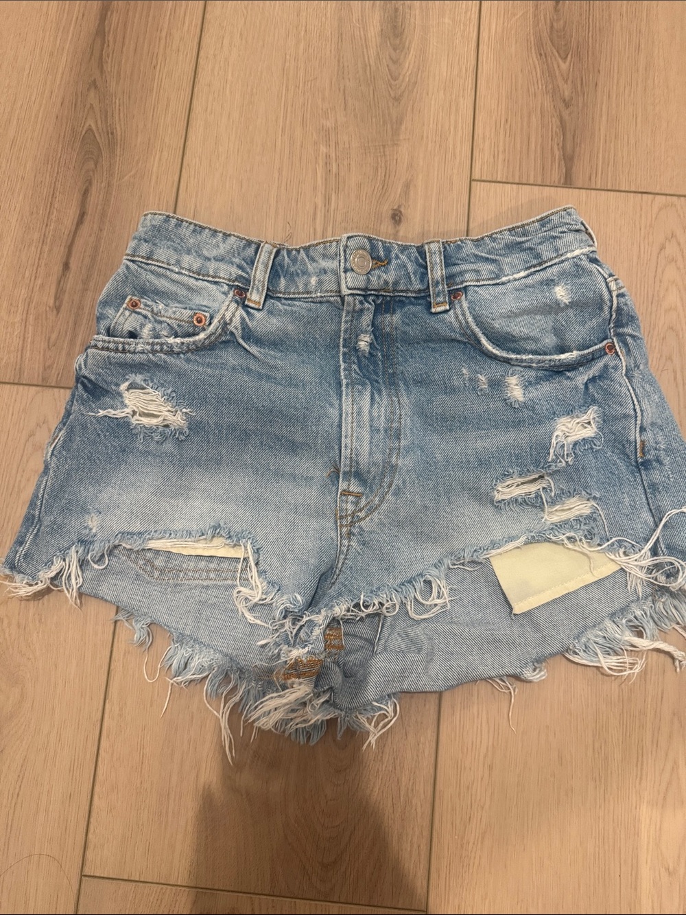 Zara - Women’s size 4 - Denim Distressed High-Waist Women’s Shorts - Light Blue